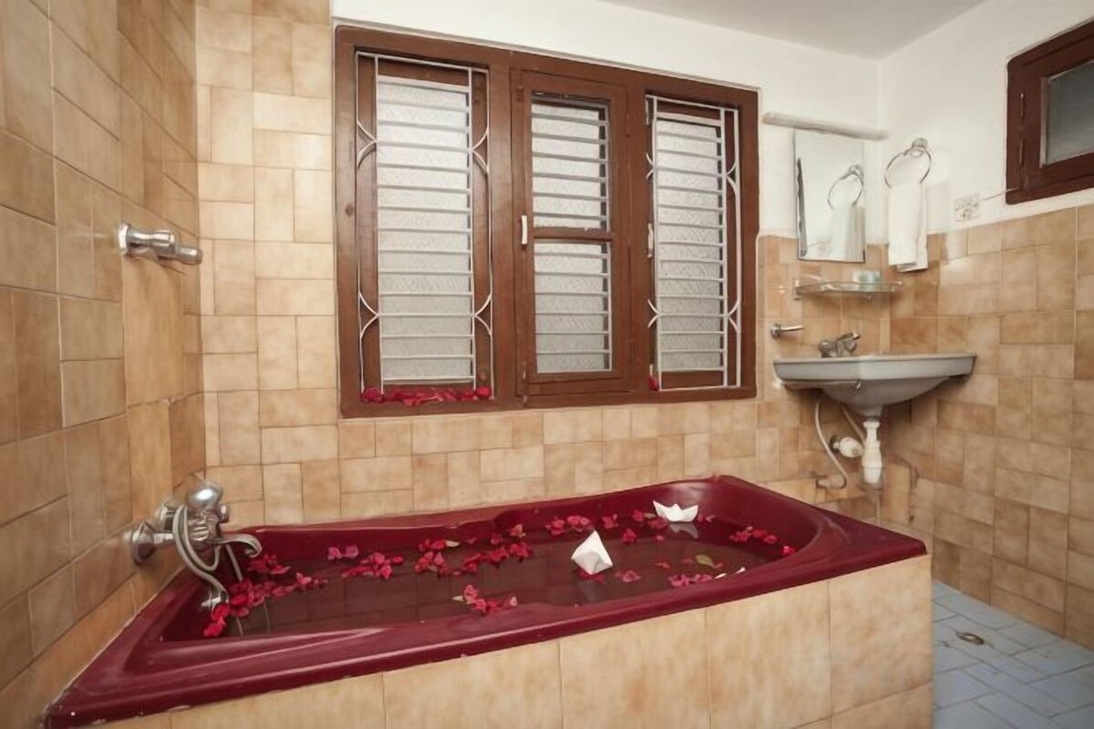 Badezimmer | Kostenlose Toilettenartikel, Hausschuhe, Bidet, Handtücher