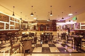 朝食、ランチ、ディナーに営業 (中華料理)