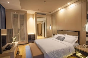 Deluxe Suite | In-room safe, desk, blackout drapes, free cribs/infant beds - Free Comfort Holiday Hotel Xishan (Beijing)