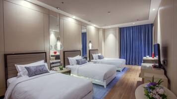 Family Room | In-room safe, desk, blackout drapes, free cribs/infant beds