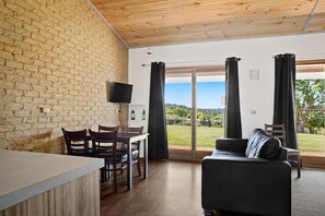 Apartamento família, 1 quarto, vista para a montanha | Sala de estar | TV