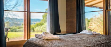 Habitación familiar, vistas a la montaña | Ropa de cama de alta calidad, caja fuerte, decoración individual