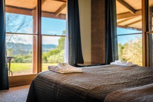 Quarto família, vista para a montanha | Roupas de cama premium, cofres nos quartos, individualmente decorados