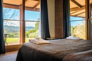 Habitación familiar, vista a la montaña | Ropa de cama de alta calidad y caja de seguridad en la habitación