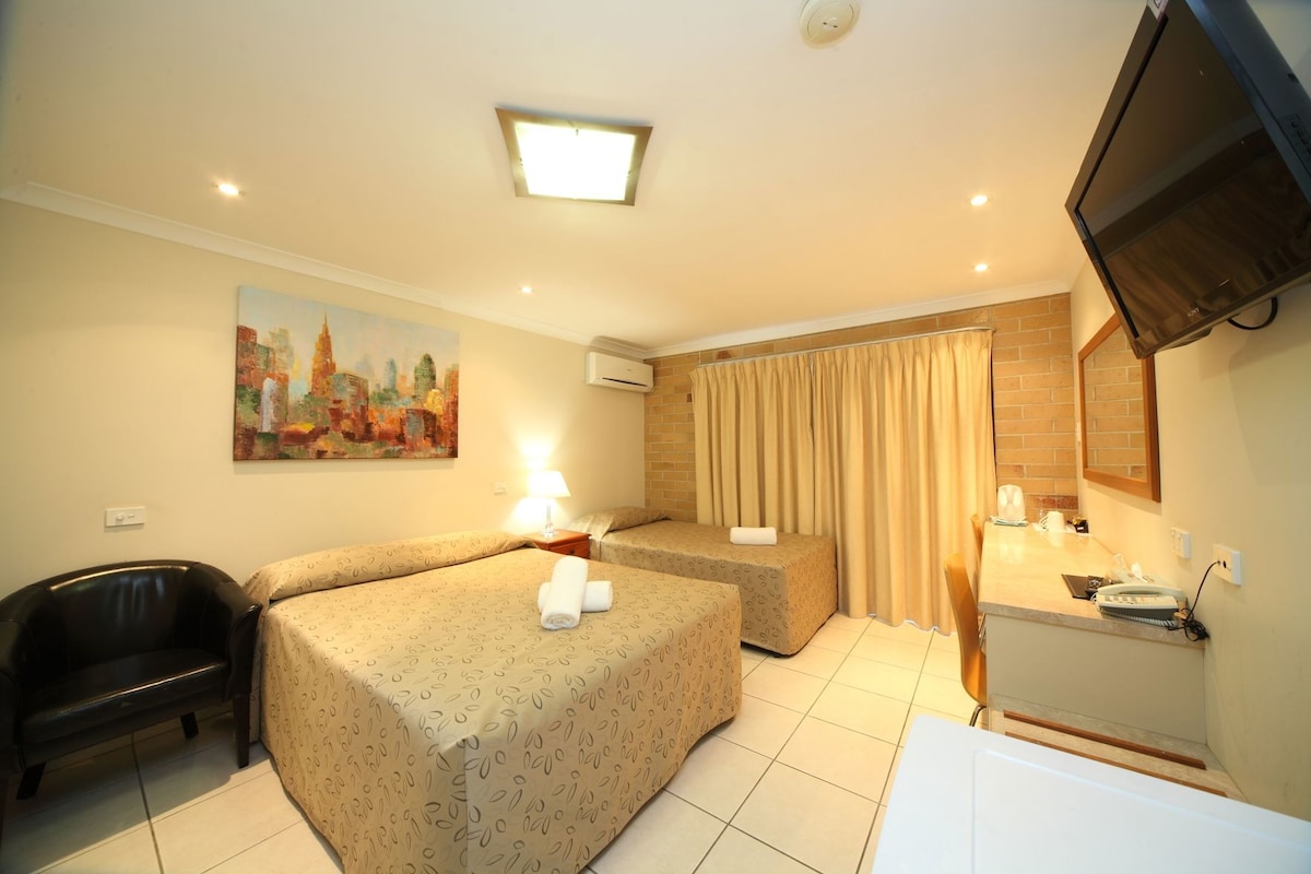 Premium bedding, minibar, desk, blackout drapes