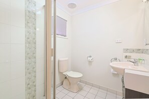 Free toiletries, hair dryer, towels - Emerald Central Palms Motel (Emerald)