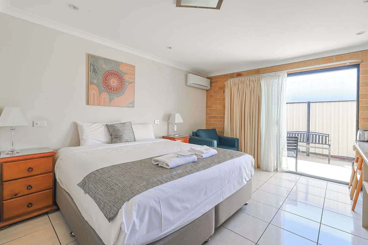 Executive King Room | 1 bedroom, premium bedding, minibar, desk