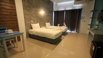 Quarto superior | Cofres nos quartos, escrivaninha, cortinas blackout