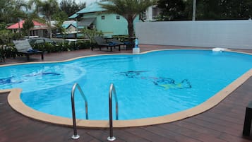 Piscine extérieure, chaises longues