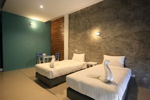 Superior Room | Peti besi dalam bilik, meja, langsir/tirai gelap terus 