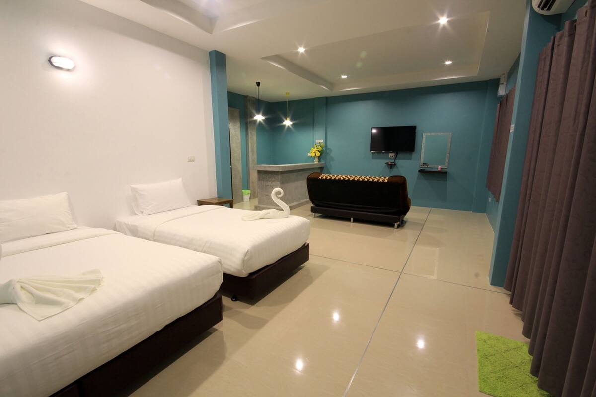 Deluxe Seaview | In-room safe, desk, blackout curtains, rollaway beds