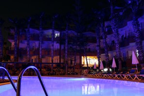 Outdoor pool, pool umbrellas, pool loungers - Semoris Hotel (Manavgat)