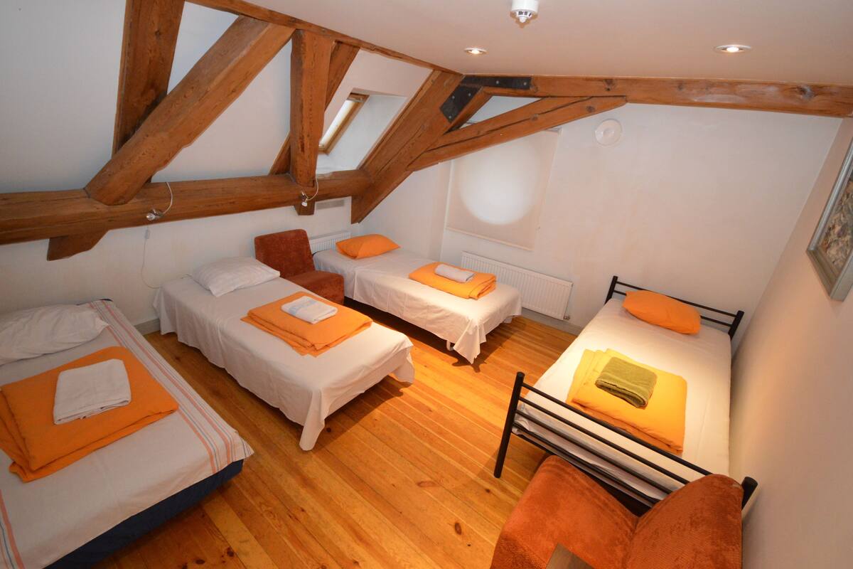 Cofres nos quartos, escrivaninha, ferros/tábuas de passar roupa