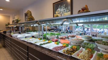 Petit déjeuner, déjeuner et dîner servis sur place