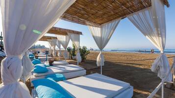 Cabines gratuites, chaises longues, parasols, beach-volley