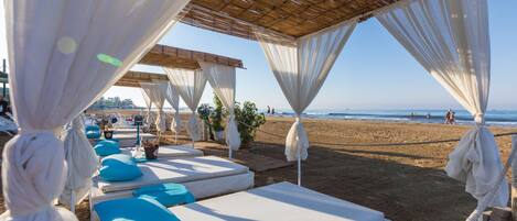 Ókeypis strandskálar, sólbekkir, sólhlífar, strandblak