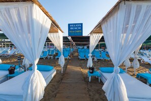 ビーチカバナ (無料)、サンラウンジャー、ビーチパラソル、ビーチバレー