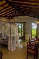 Ropa de cama de alta calidad y minibar 