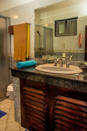 Bathroom sink - Hotel Panorama (Unawatuna)