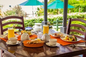 Desayuno continental diario (USD 10 por persona)