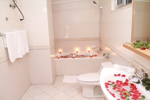 Kostenlose Toilettenartikel, Haartrockner, Handtücher