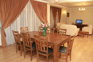 Suite empresarial, 2 dormitoris | Sala d'estar | Televisor de pantalla plana