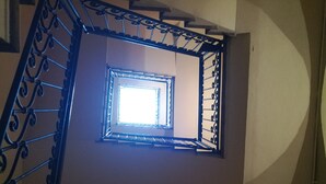 A spiral staircase with a view of a window at the top. - Casa di Alfredo (Siena)