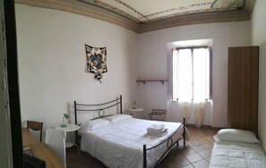 2 Schlafzimmer, hochwertige Bettwaren, Schreibtisch