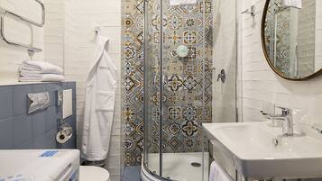 Shower, pengering rambut, jubah mandi, dan sandal