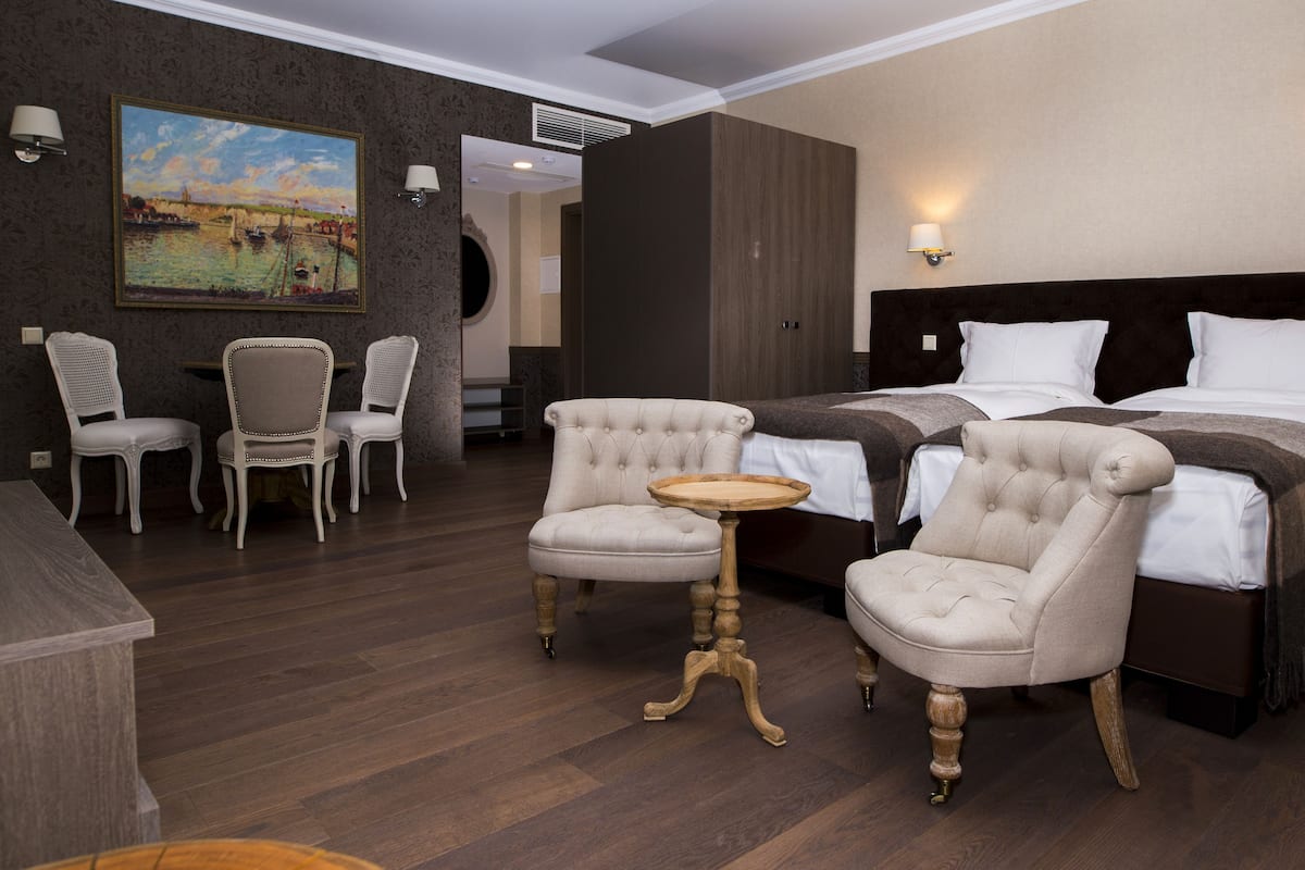 Departamento empresarial, 1 cama King size | 1 habitación y ropa de cama de alta calidad