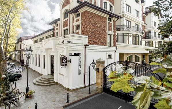 Property entrance - ZENTRUM Hotel (Chisinau)