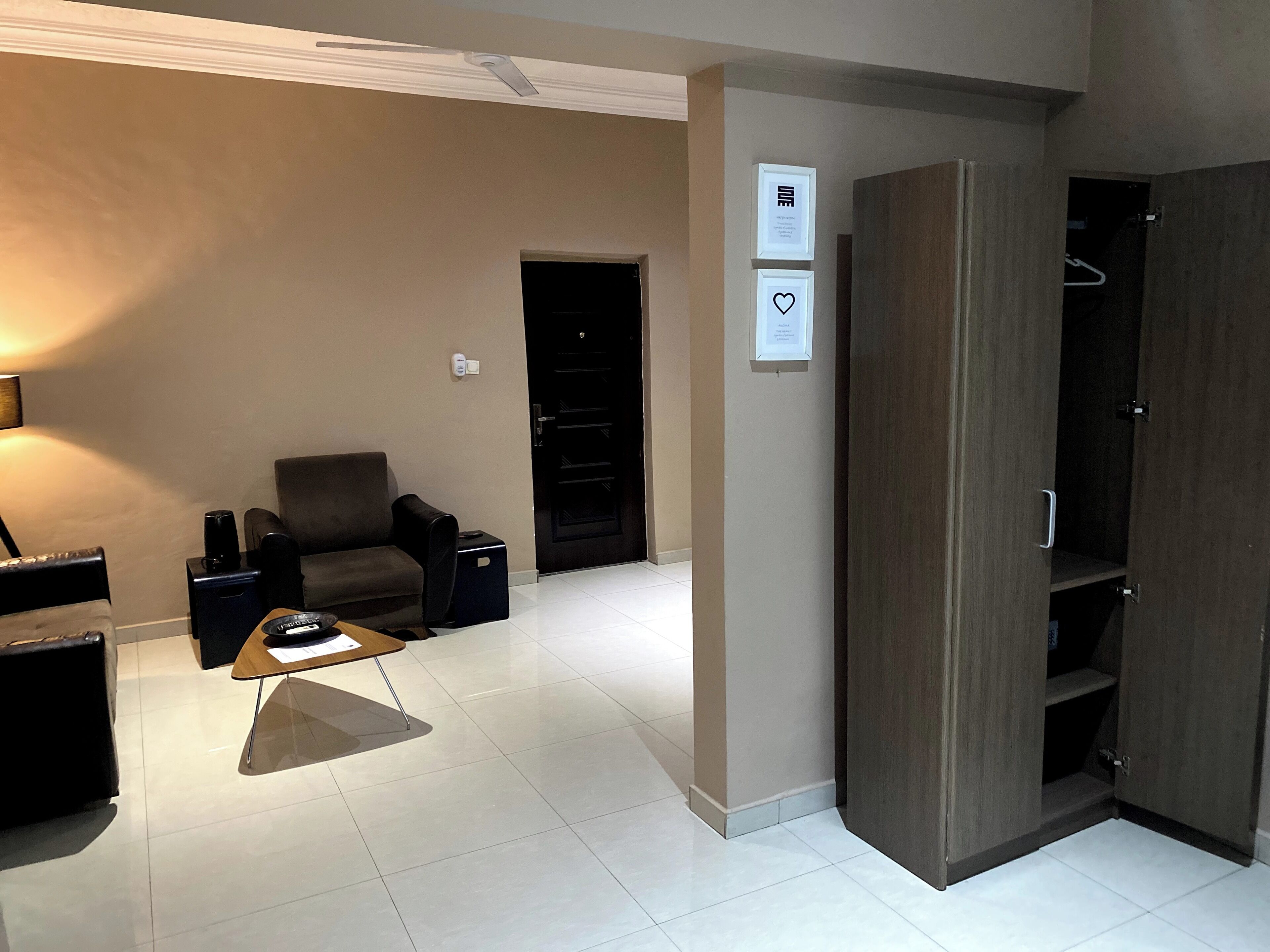 스튜디오 스위트, 퀸사이즈침대 1개 | 거실 | 위성 채널 시청이 가능한 32인치 평면 TV, TV