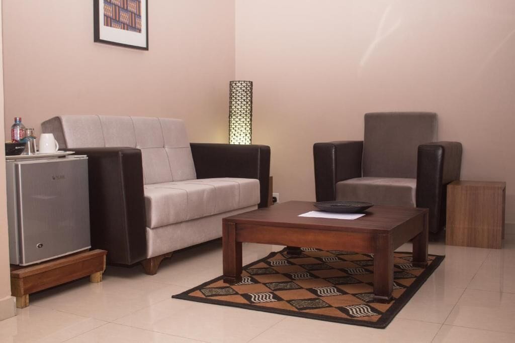 studio suite, 1 queen bed | living area | 32-inch flat-screen tv with satellite channels, tv