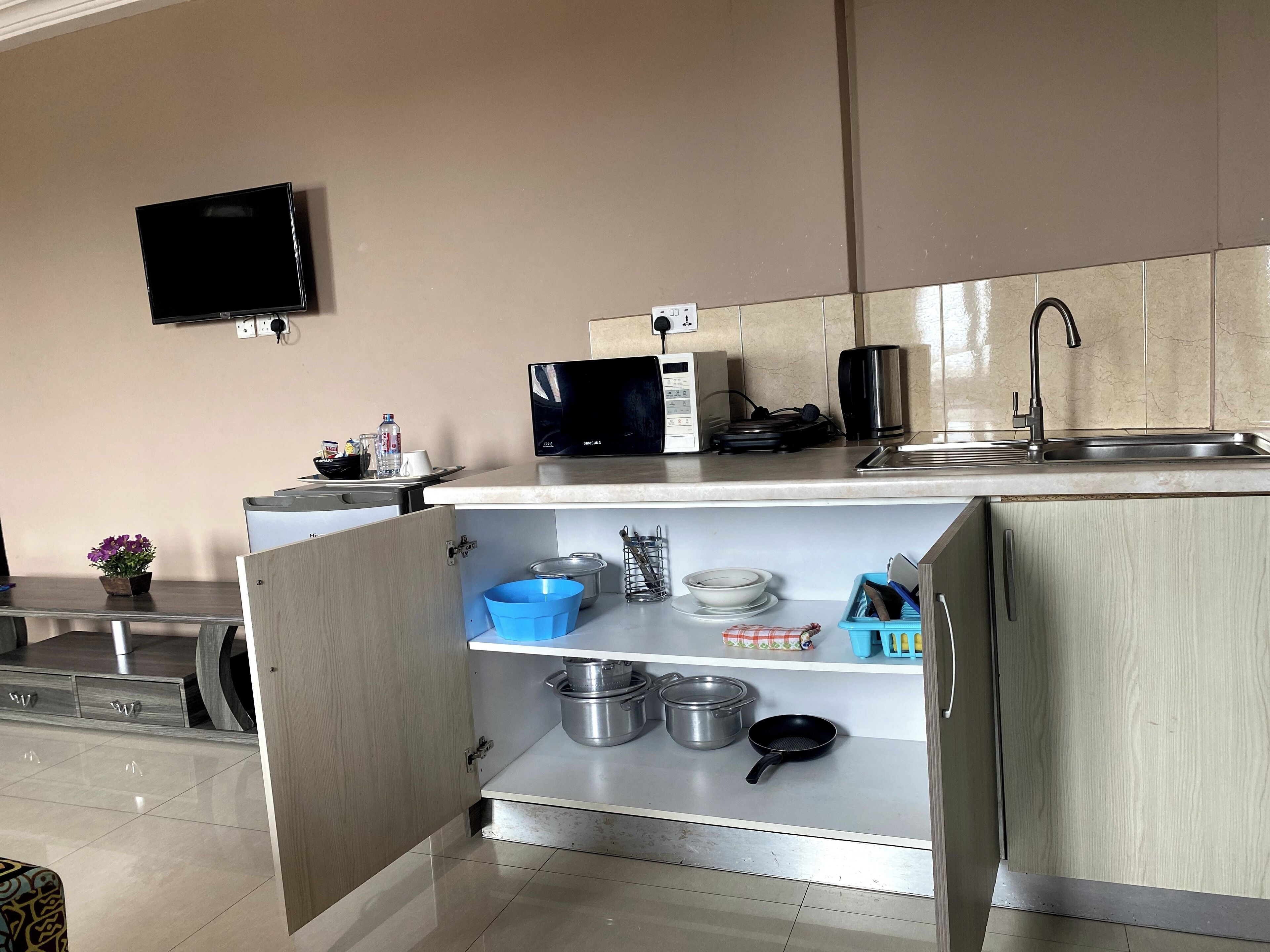 executive apartment | private kitchen | fridge, coffee/tea maker, electric kettle, dining tables