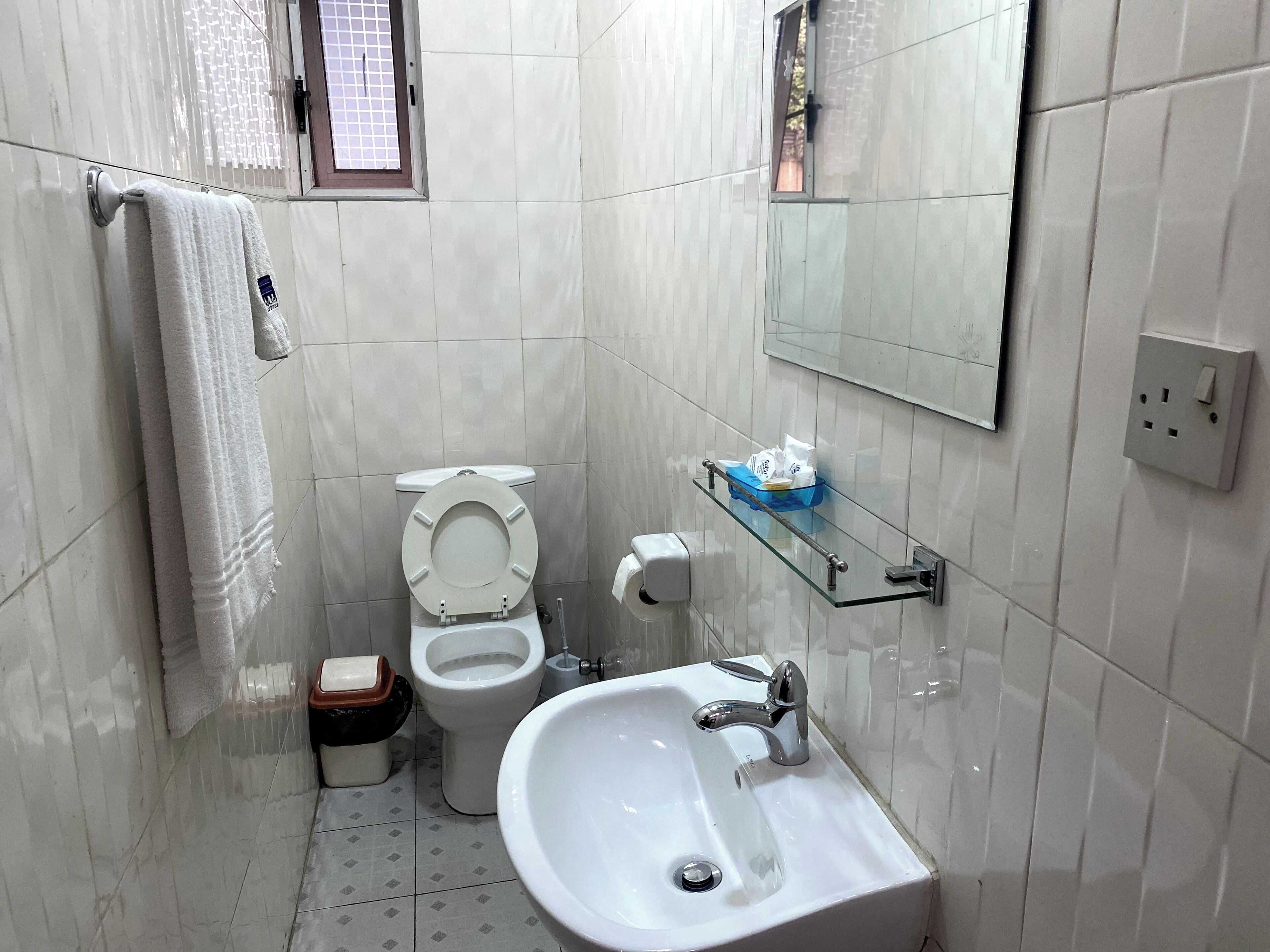 studio suite, 1 queen bed | bathroom | shower, free toiletries, towels