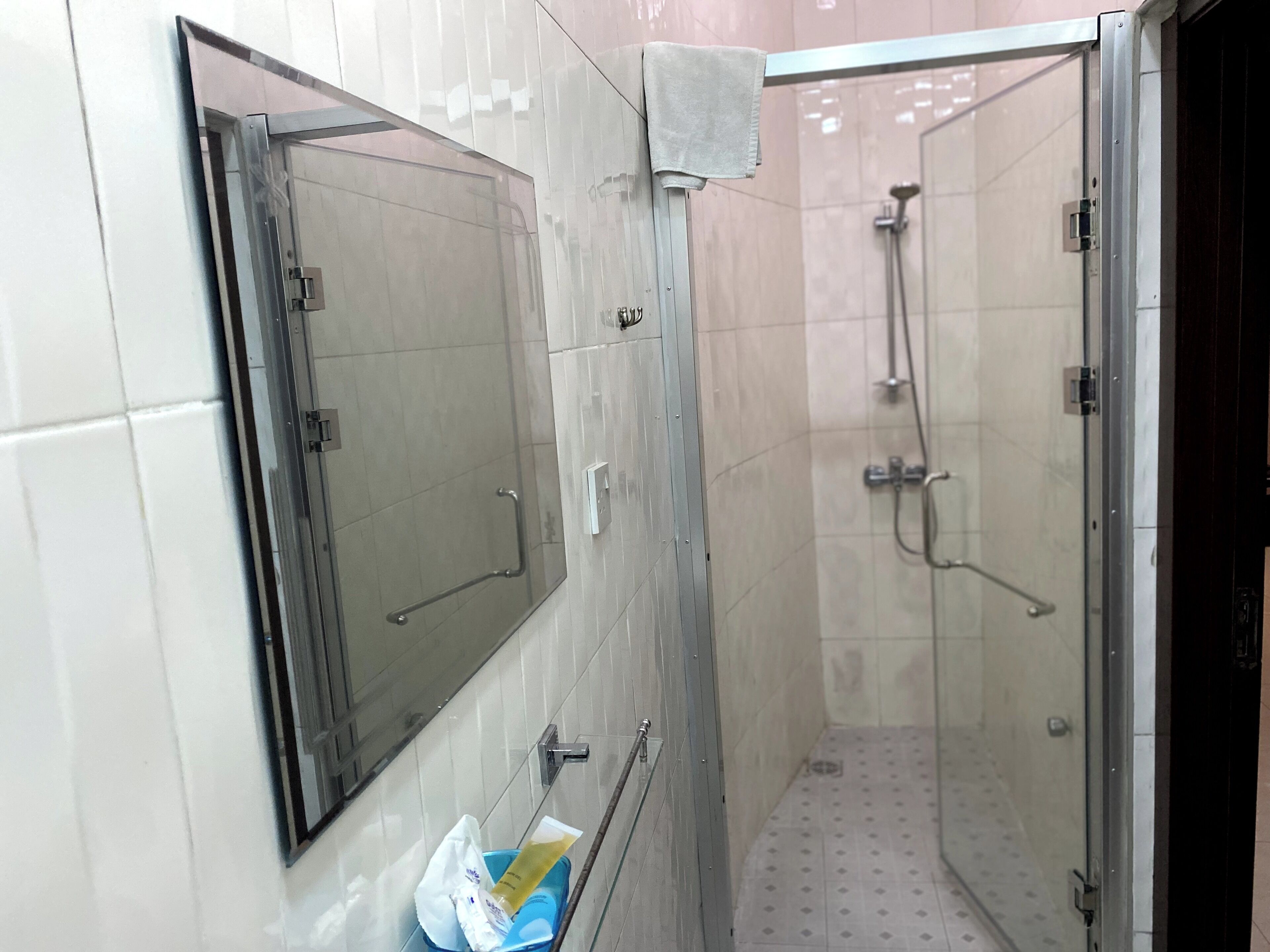 studio suite, 1 queen bed | bathroom | shower, free toiletries, towels