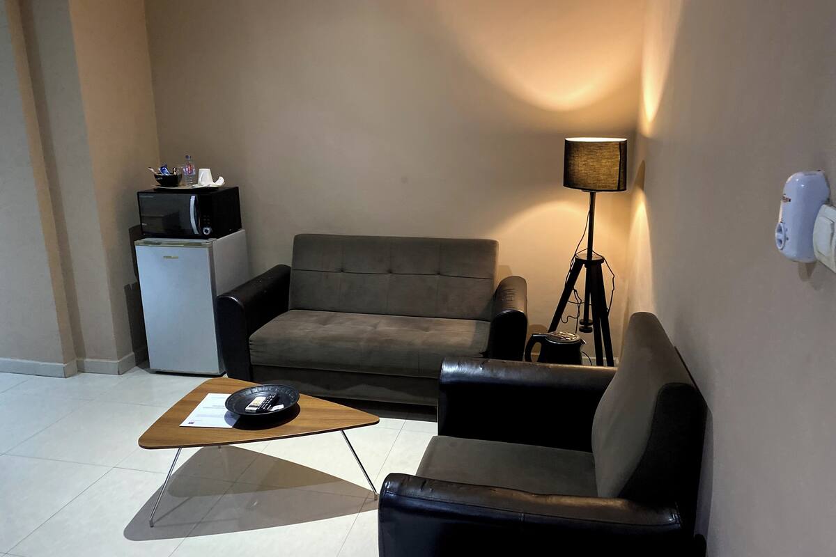 studio suite, 1 queen bed | living room | 32-inch flat-screen tv with satellite channels, tv