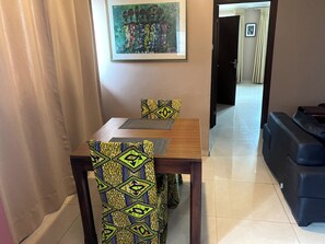 Premium-Apartment | Essbereich im Zimmer