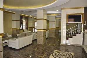 Lobby sitting area - Ugur Hotel (Mersin)