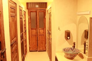 Chambre Classique, 1 chambre (SUNFLOWER) | Salle de bain | Douche, chaussons, serviettes fournies, shampoing