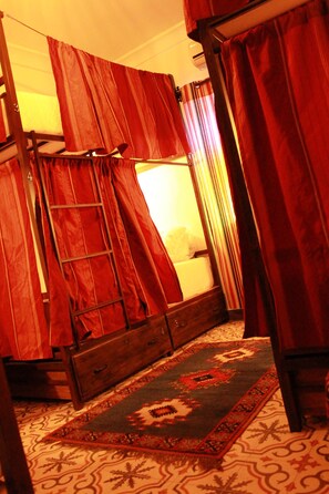 Decoración individual, cortinas opacas, sistema de insonorización