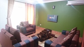 Căn hộ Premium, 1 phòng ngủ, quang cảnh vườn, khu vực vườn | Phòng khách | TV màn hình phẳng 36-inch có truyền hình vệ tinh, TV 