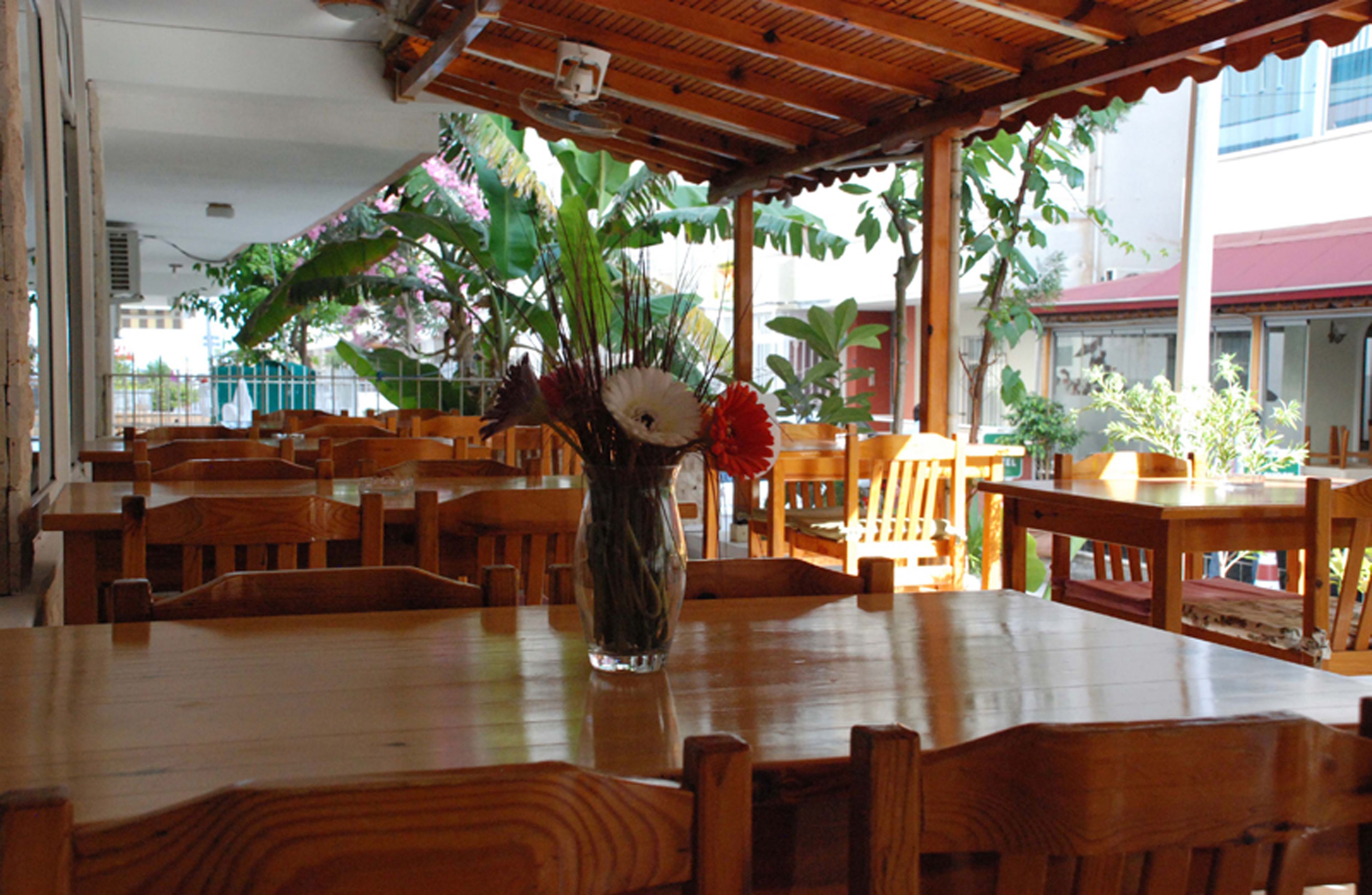 breakfast, lunch and dinner served