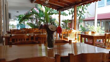 Petit déjeuner, déjeuner et dîner servis sur place