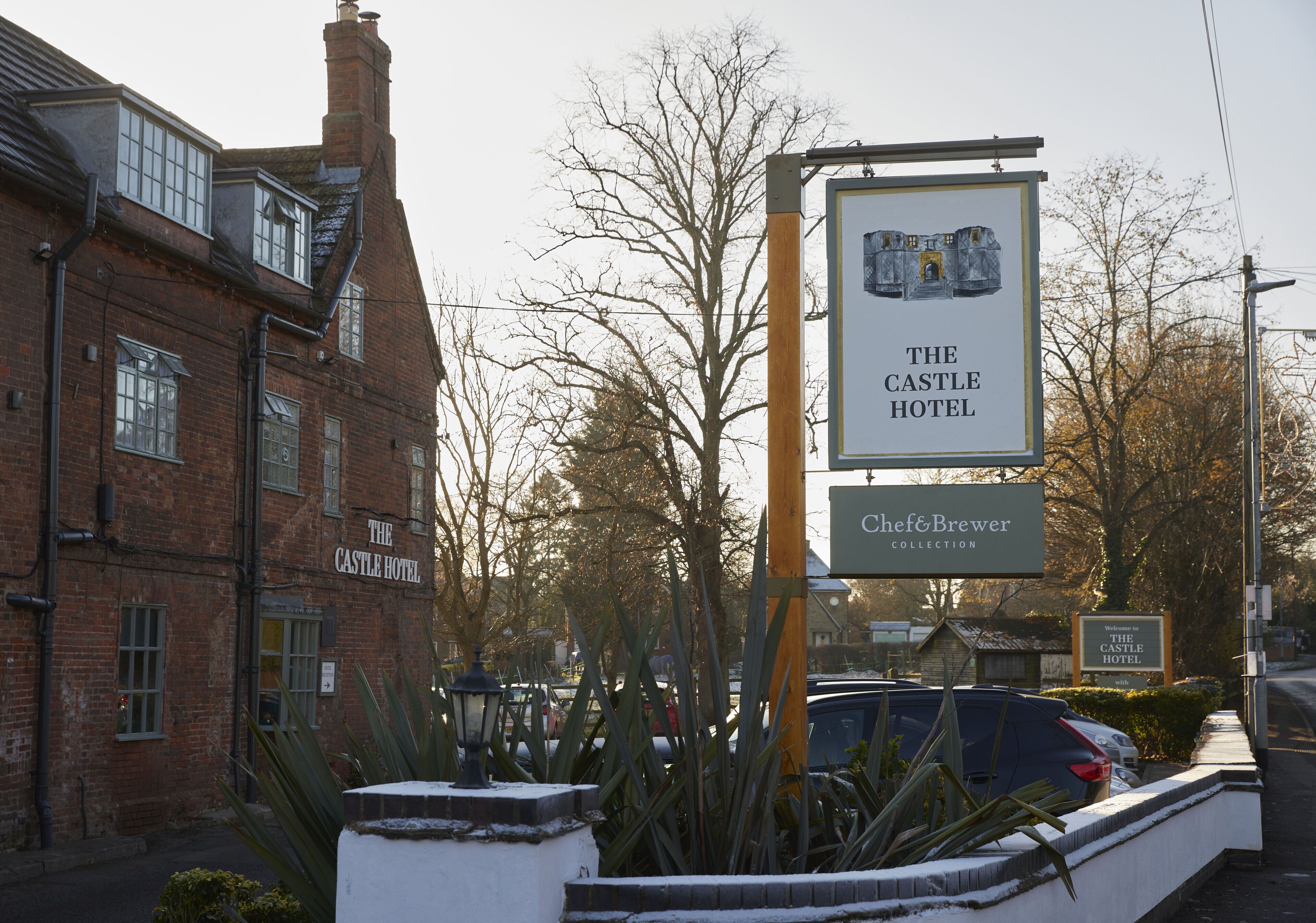 Een bord met daarop The Castle Hotel, met daaronder een bord met Chef Brewer Collection.
