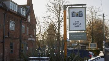 Een bord met daarop The Castle Hotel, met daaronder een bord met Chef Brewer Collection.
