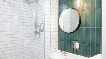 Standard Twin Room | Bathroom | Combined shower/tub, hair dryer, towels