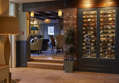 Se sirven desayunos, almuerzos y cenas; cocina británica