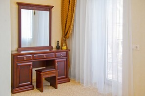 Classic Suite, 2 Bedrooms, Kitchen, Executive Level | 2 bedrooms, hypo-allergenic bedding, Tempur-Pedic beds - Hotel Park Suites (Chisinau)