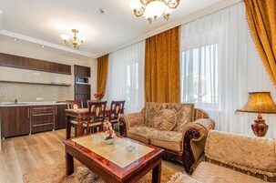 Classic Suite, 2 Bedrooms, Kitchen, Executive Level | Living room | Plasma TV